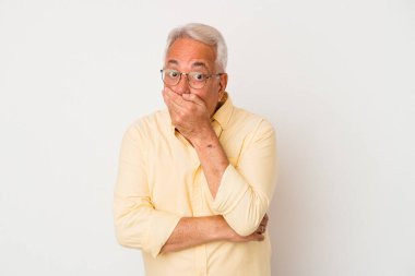 Beyaz arka planda izole edilmiş kıdemli Amerikalı adam korkmuş ve korkmuş..