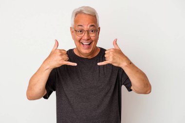 Beyaz arka planda izole edilmiş kıdemli Amerikalı bir adam parmakları olan bir cep telefonu hareketi gösteriyor..