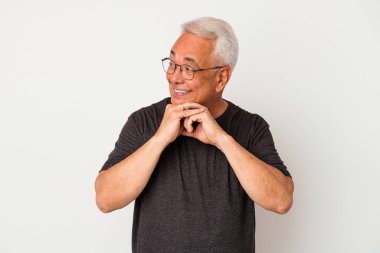 Beyaz arka planda izole edilmiş kıdemli Amerikalı adam şans için dua ediyor, hayrete düşüyor ve ağzını açıyor..