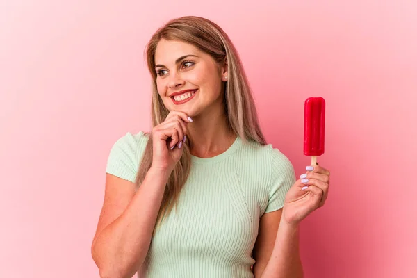 Mujer Rusa Joven Sosteniendo Helado Aislado Sobre Fondo Rosa Mirando —  Fotos de Stock