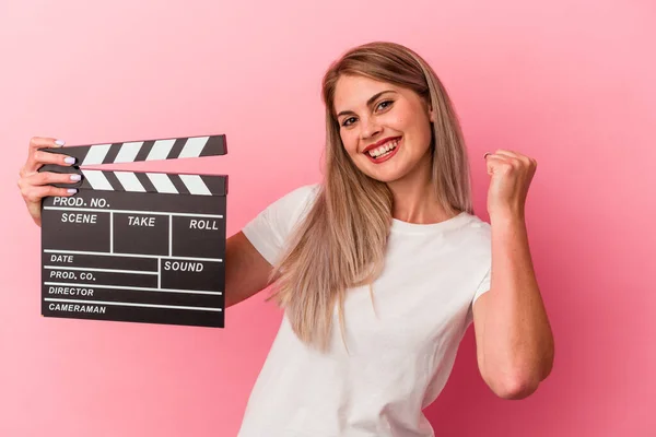 Jovem Mulher Russa Segurando Painel Isolado Fundo Rosa Levantando Punho — Fotografia de Stock