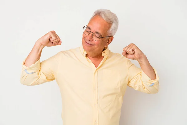 Hombre Americano Mayor Aislado Sobre Fondo Blanco Brazos Extendidos Posición — Foto de Stock