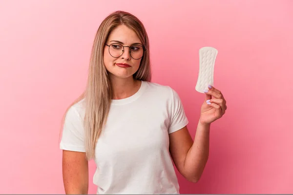 Young Russian Woman Holding Compress Isolated Pink Background Confused Feels — Stock Photo, Image