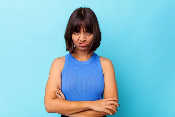 Junge Mischlingshündin Auf Blauem Hintergrund Bläst Wangen Hat Müden Gesichtsausdruck — Stockfoto