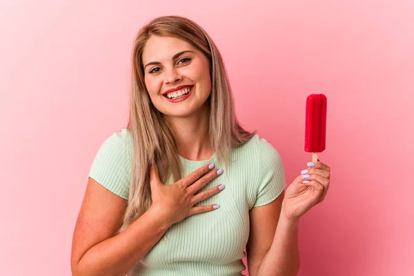 若いですロシアの女性を持っていますアイスクリーム隔離されたピンクの背景笑アウト大声で維持手上の胸 — ストック写真