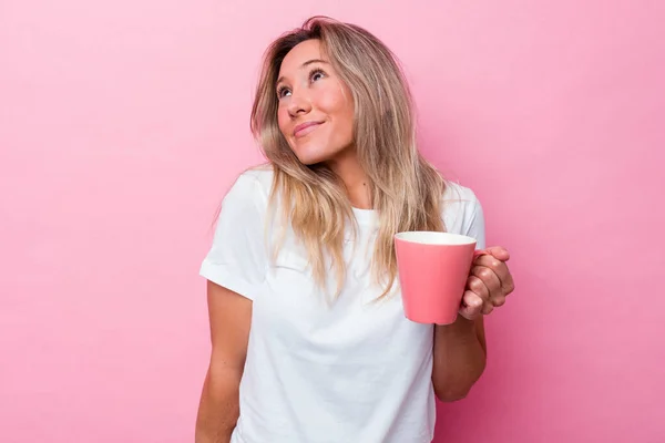 Mujer Australiana Joven Sosteniendo Una Taza Rosa Aislada Sobre Fondo — Foto de Stock