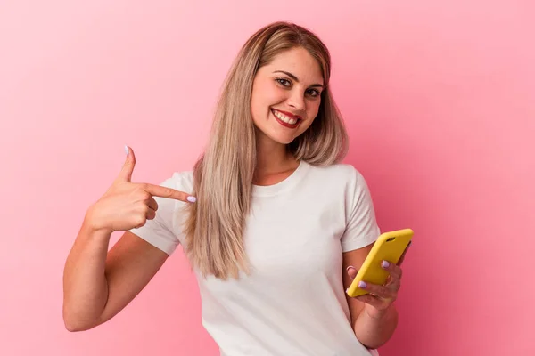 Junge Russische Frau Hält Ein Handy Isoliert Auf Rosa Hintergrund — Stockfoto