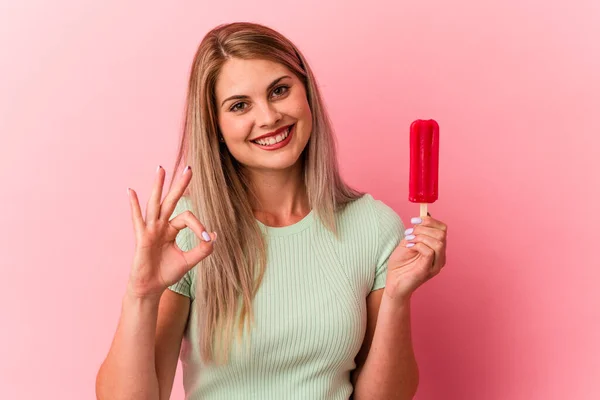 Joven Mujer Rusa Sosteniendo Helado Aislado Sobre Fondo Rosa Alegre —  Fotos de Stock