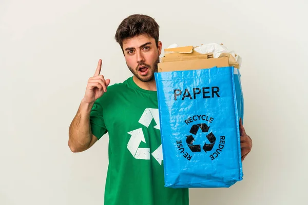 Junge Kaukasische Mann Recycling Pappe Isoliert Auf Weißem Hintergrund Mit — Stockfoto