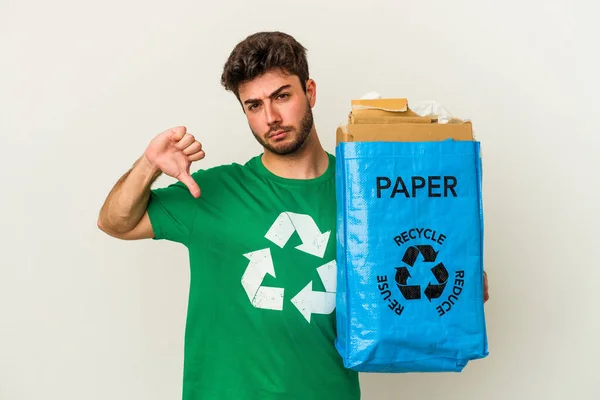 Junge Kaukasische Mann Recycling Pappe Isoliert Auf Weißem Hintergrund Zeigt — Stockfoto