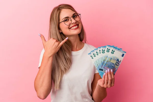 Young Russian Woman Holding Bills Isolated Pink Background Showing Mobile — Stock Photo, Image