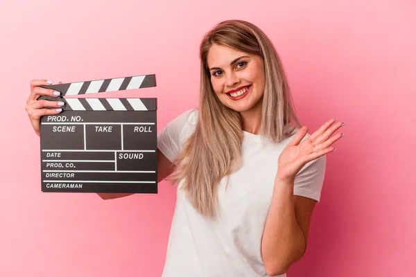 Jovem Mulher Russa Segurando Painel Isolado Fundo Rosa Recebendo Uma — Fotografia de Stock