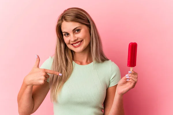 若いですロシアの女性を保持していますアイスクリームピンクの背景の人に手で指差すシャツコピースペース 誇りと自信 — ストック写真