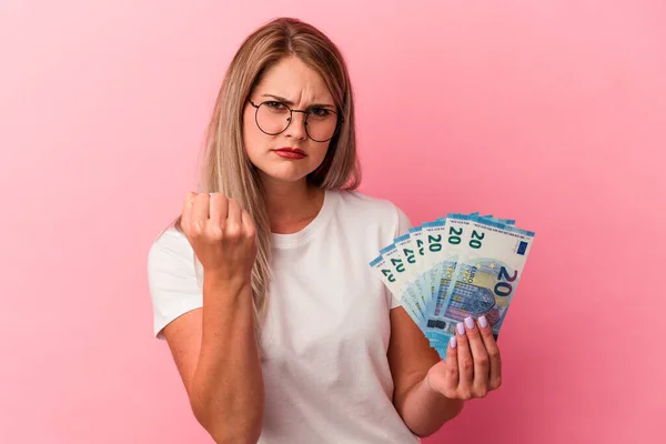 Mladá Ruská Žena Drží Bankovky Izolované Růžovém Pozadí Ukazující Pěst — Stock fotografie