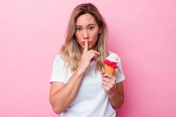 Jonge Australische Vrouw Met Een Ijsje Geïsoleerd Roze Achtergrond Houden — Stockfoto