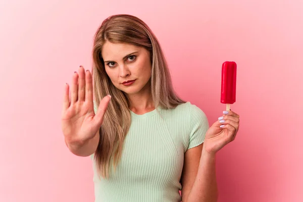 Jonge Russische Vrouw Met Een Ijsje Geïsoleerd Roze Achtergrond Staan — Stockfoto