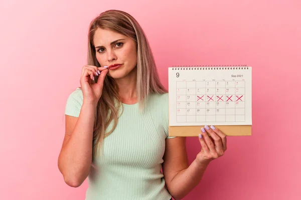 Giovane Donna Caucasica Che Tiene Calendario Isolato Sfondo Rosa Con — Foto Stock