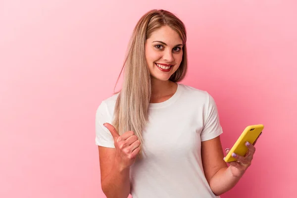 Junge Russische Frau Hält Ein Handy Isoliert Auf Rosa Hintergrund — Stockfoto