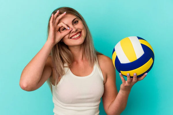 Молода Російська Жінка Грає Волейбол Ізольований Синьому Фоні Збуджений Жестом — стокове фото