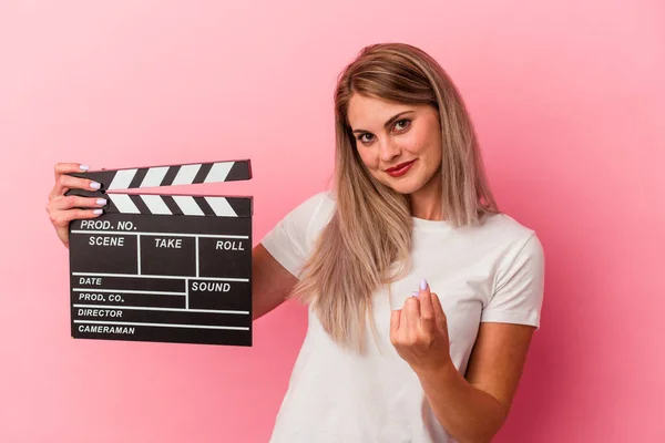 Jovem Mulher Russa Segurando Painel Isolado Fundo Rosa Apontando Com — Fotografia de Stock