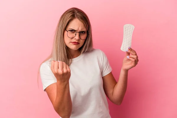 Junge Russische Frau Hält Eine Kompresse Isoliert Auf Rosa Hintergrund — Stockfoto