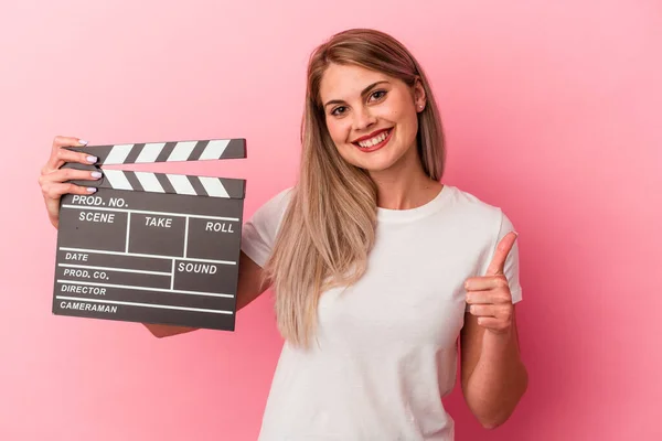 Jovem Mulher Russa Segurando Painel Isolado Fundo Rosa Sorrindo Levantando — Fotografia de Stock