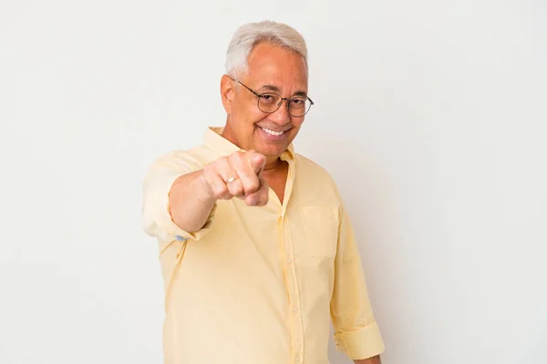 Senior Uomo Americano Isolato Sfondo Bianco Sorrisi Allegri Che Puntano — Foto Stock