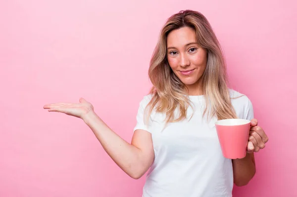 Ung Australier Kvinna Som Håller Rosa Mugg Isolerad Rosa Bakgrund — Stockfoto