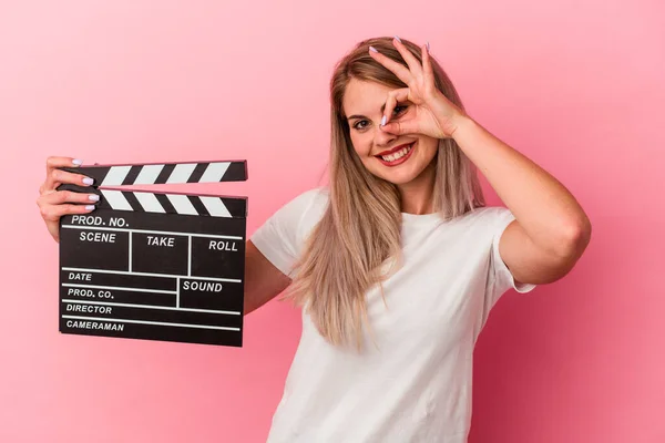 Jovem Mulher Russa Segurando Painel Isolado Fundo Rosa Animado Mantendo — Fotografia de Stock