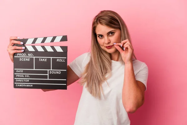 Jovem Mulher Russa Segurando Uma Palma Isolada Fundo Rosa Com — Fotografia de Stock