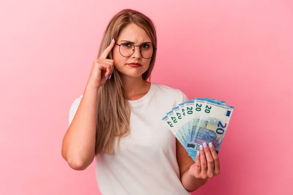 Mladá Ruská Žena Držící Bankovky Izolované Růžovém Pozadí Ukazující Prstem — Stock fotografie