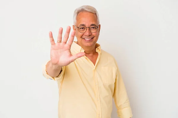 Hombre Americano Mayor Aislado Sobre Fondo Blanco Sonriendo Alegre Mostrando —  Fotos de Stock