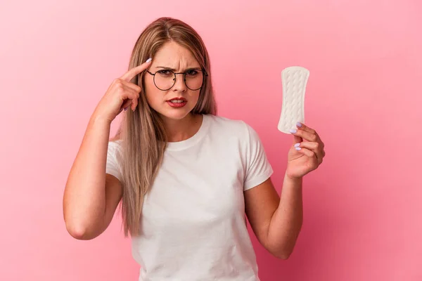 Junge Russische Frau Hält Eine Kompresse Isoliert Auf Rosa Hintergrund — Stockfoto