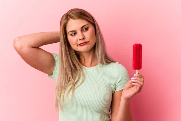 Jonge Russische Vrouw Met Een Ijsje Geïsoleerd Roze Achtergrond Aanraken — Stockfoto