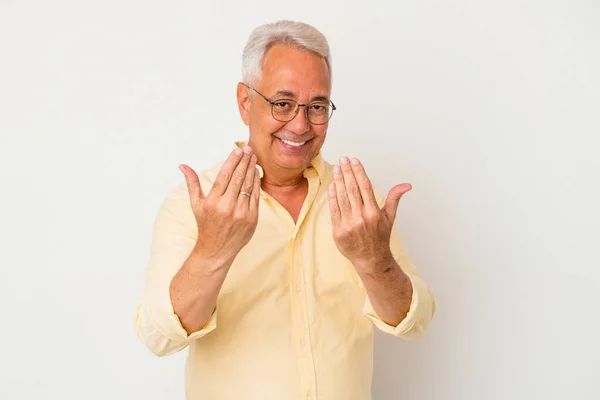 Senior Uomo Americano Isolato Sfondo Bianco Puntando Con Dito Contro — Foto Stock