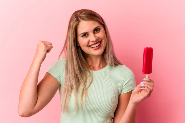 勝利の後に拳を上げピンクの背景に隔離されたアイスクリームを保持若いロシアの女性 勝者の概念 — ストック写真