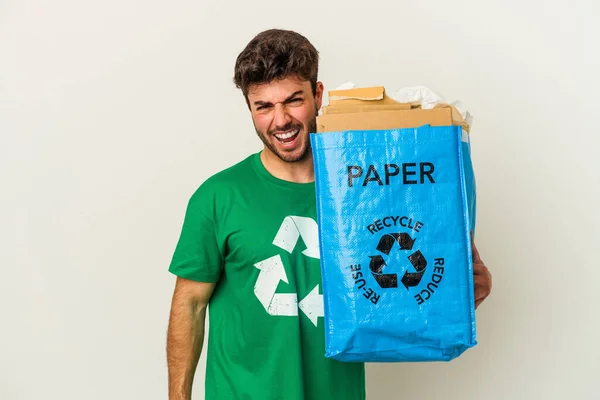 Junge Kaukasische Mann Recycling Pappe Isoliert Auf Weißem Hintergrund Schreien — Stockfoto