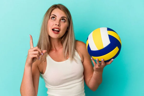 Молода Російська Жінка Грає Волейбол Ізольований Синьому Фоні Показує Вгору — стокове фото