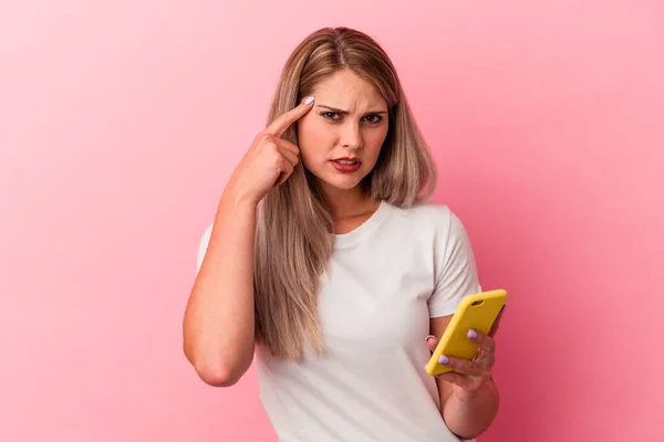 전화를 러시아의한 여자는 분홍색 배경에서 분리되어 전화를 손가락으로 스러운 몸짓을 — 스톡 사진