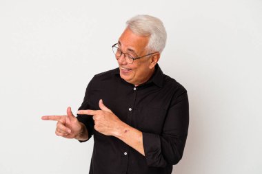 Beyaz arka planda izole edilmiş kıdemli Amerikalı adam başparmak uzakta, gülüyor ve kaygısız..