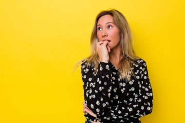 Avustralyalı genç bir kadın izole edilmiş, rahat bir şekilde bir şeyin fotokopi odasına baktığını düşünüyor..