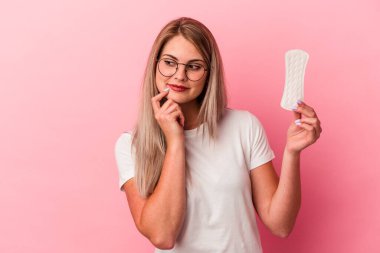Pembe arka planda izole edilmiş kompres tutan genç Rus kadın bir şeyin fotokopi alanına baktığını düşünerek rahatladı..