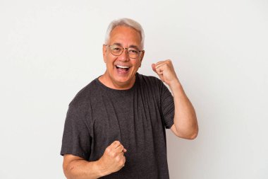 Beyaz arka planda izole edilmiş son sınıf Amerikalı tasasız ve heyecanlı tezahüratlar yapıyor. Zafer konsepti.