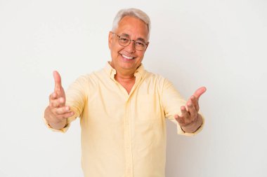 Beyaz arka planda izole edilmiş kıdemli Amerikalı bir adam hoş bir ifade sergiliyor..