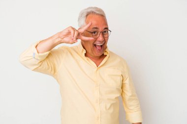 Beyaz arka planda izole edilmiş son sınıf Amerikalı adam dans ediyor ve eğleniyor..