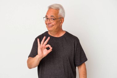 Beyaz arka planda izole edilmiş kıdemli Amerikalı bir adam göz açıp kapayıncaya kadar elinde iyi bir el hareketi tutuyor..