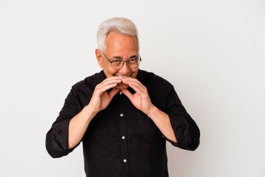 Üst düzey Amerikalı adam beyaz arka planda izole edilmiş bir plan yapıyor, bir fikir kuruyor..