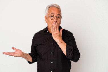 Beyaz arka planda izole edilmiş kıdemli Amerikalı adam avuç içi fotokopi alanını tutmaktan etkilenmiş..