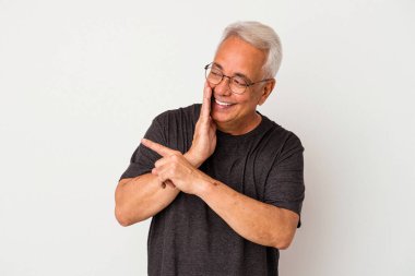 Beyaz arka planda izole edilmiş kıdemli Amerikalı bir adam bir dedikodu söylüyor, bir haber sunuyor..