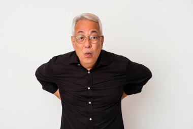 Beyaz arka planda izole edilmiş kıdemli Amerikalı adam gördüğü bir şey yüzünden şoka uğruyor..